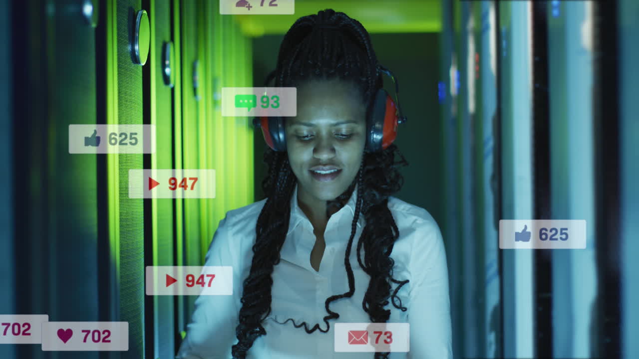 animación de iconos y números sobre afroamericana mujer técnico informático por servidores de computadora