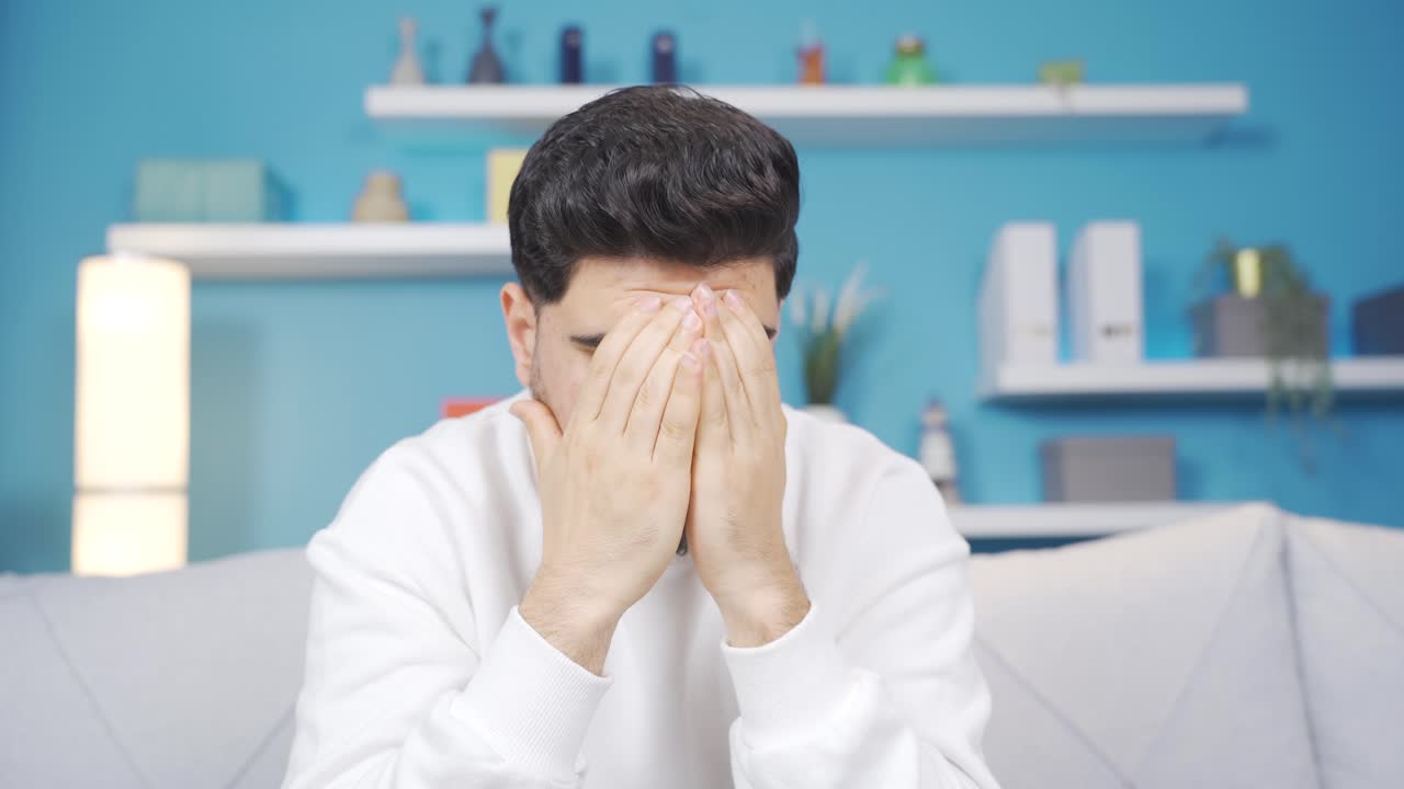 젊은이가 자신과 함께 계산하고 있습니다.