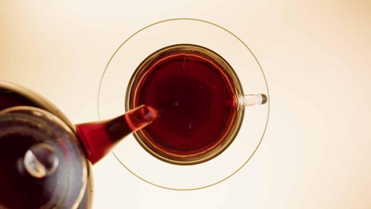 컵에 차를 부는 것