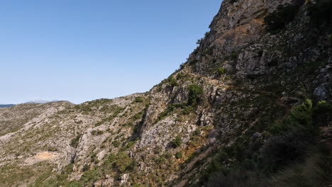 Toma-4k-De-Una-Ruta-De-Senderismo-Turística-Rocosa-En-Una-Montaña-En-La-Concha,-Marbella,-España