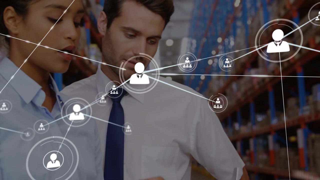 Operai di magazzino usano la tecnologia per rimanere connessi e condividere informazioni