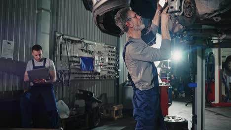reparación y mantenimiento de automóviles en un garaje