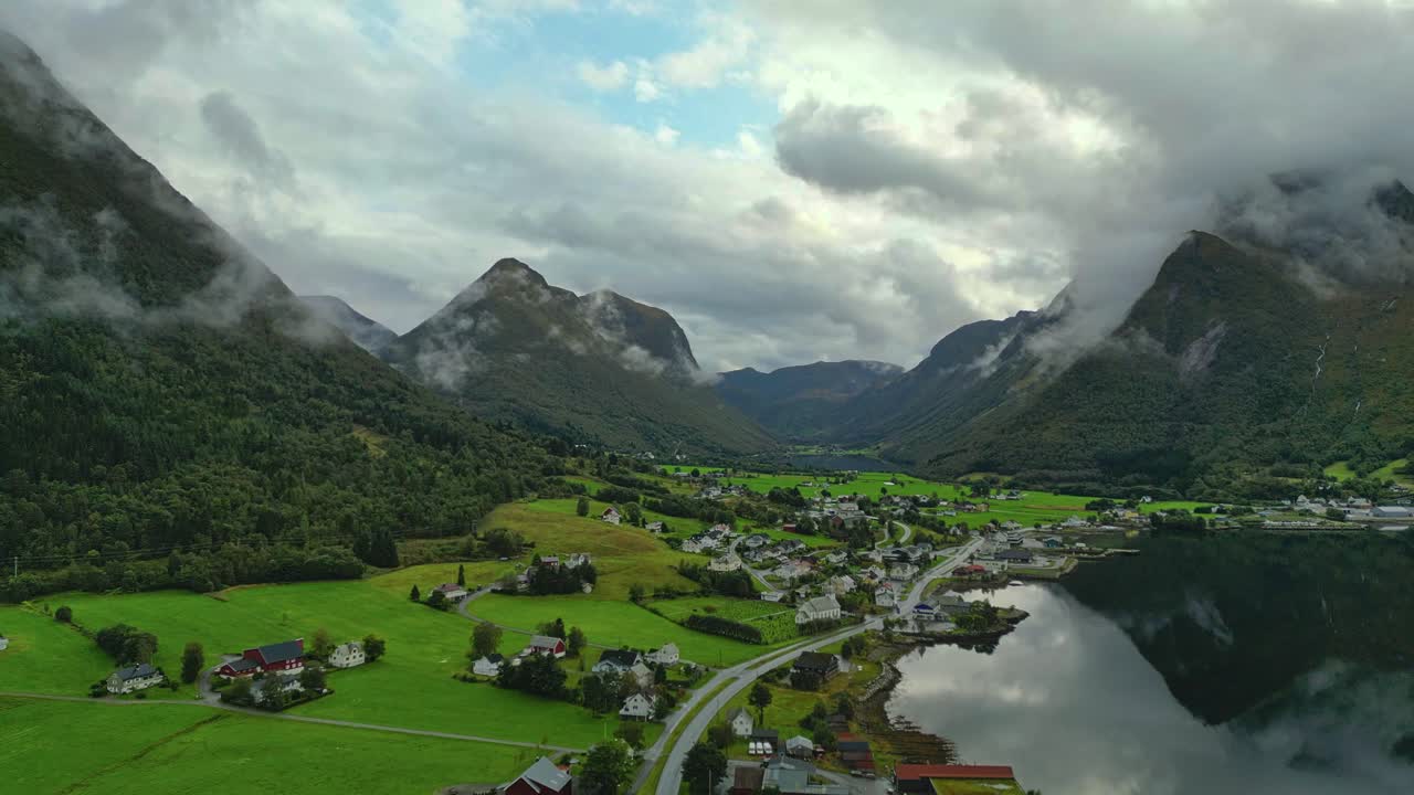 aerial sobre syvde en un día nublado, municipio de vanylven, noruega