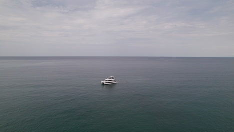 Disparo-De-Un-Dron-En-Media-órbita-Centrado-En-Un-Yate-Con-Amplias-Vistas-Al-Mar,-Que-Termina-En-La-Playa-De-Careyeros-Y-La-Costa-De-Punta-De-Mita.