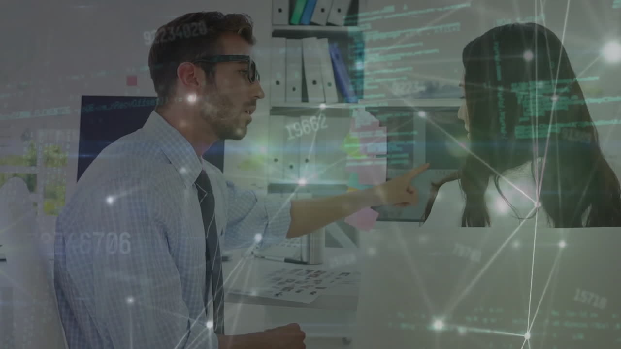 animación de la red de conexiones con procesamiento de datos sobre colegas caucásicos discutiendo el trabajo