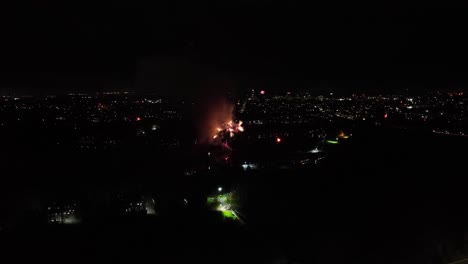 disparo aéreo de fuegos artificiales que se activan en la noche de la hoguera en el reino unido