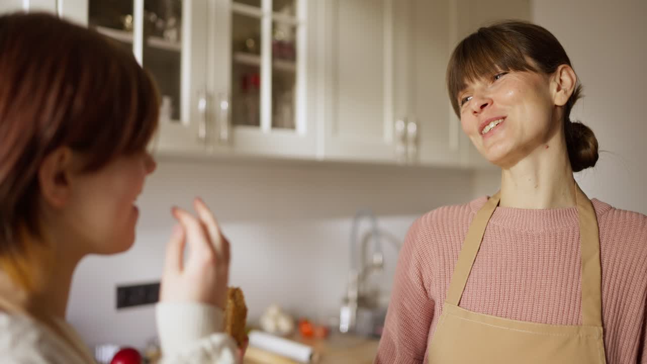 어머니 와 딸 이 함께 베이킹 하고 있다