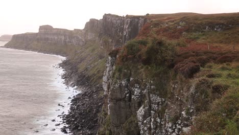 acantilados de basalto negro sobre la costa en la isla de skye, tierras altas de escocia