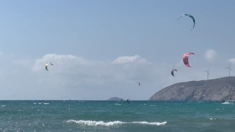 Mucha-Gente-Practica-Kitesurf-Cerca-De-La-Costa-De-Paralia-Prasonisiou,-Rodas.