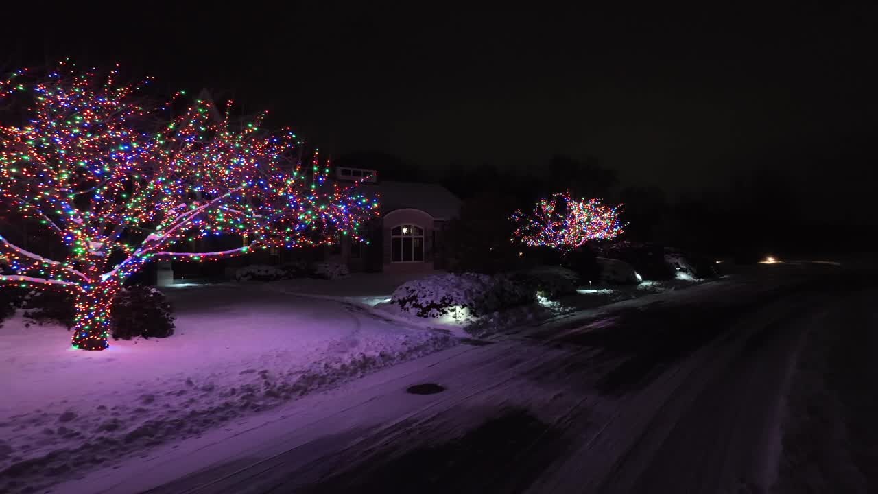 휴가 기간 동안 미국 의 큰 주거 집 에서 나무 에 여러 가지 색 의 크리스마스 불빛