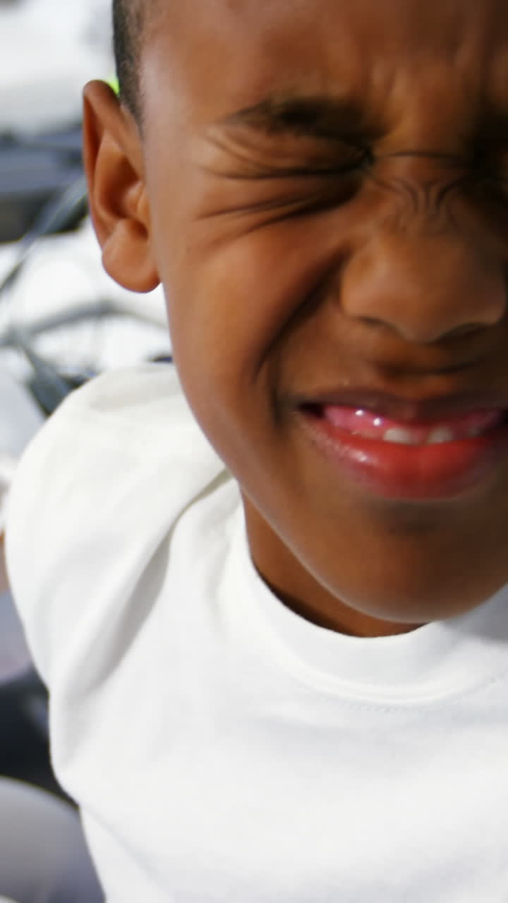 médico dando una inyección a un niño