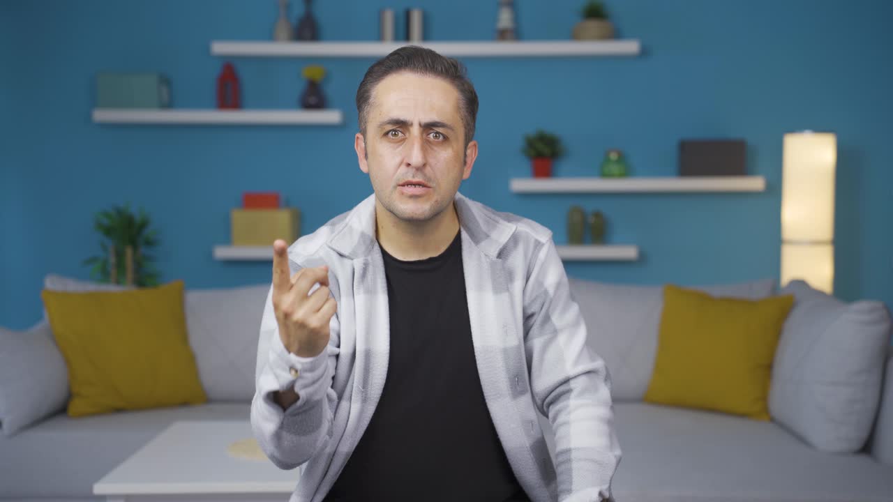 그 남자는 카메라를 쳐다보며 경고하고 있습니다.