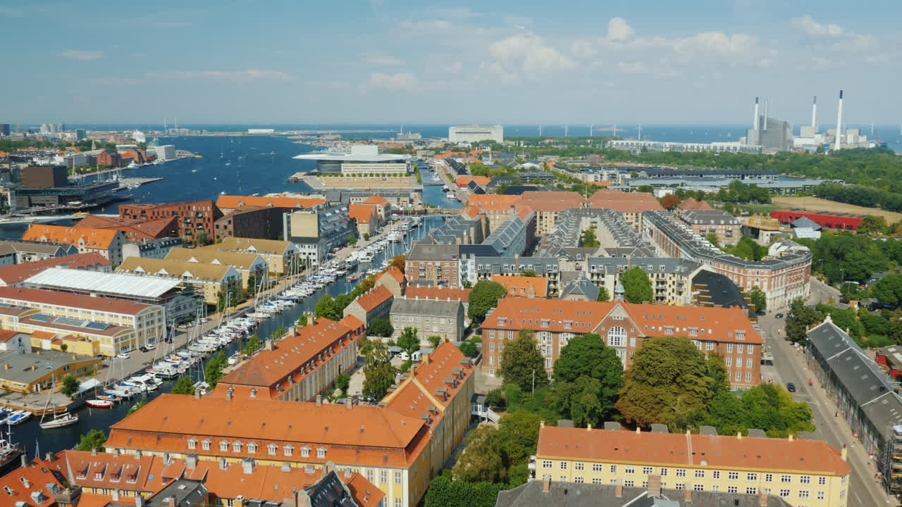 la ciudad de copenhague, una ciudad antigua, a menudo con techos de tejas antiguas y chapiteles de video 4k