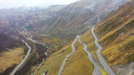 vista sobre la carretera alpina de alta montaña de grimselpass y los alpes suizos en segundo plano