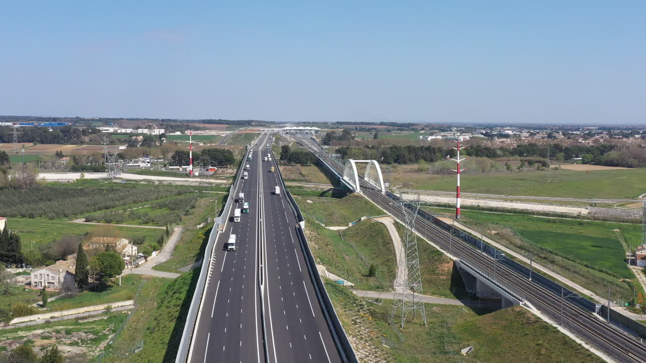 몬텔리어: 봉쇄 기간 동안 고속도로 교통량이 낮은 트럭만 공중 촬영