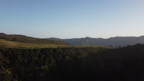 Ser-Testigo-De-La-Hermosa-Luz-Dorada-Que-Golpea-Las-Cimas-De-Las-Montañas-En-Madeira