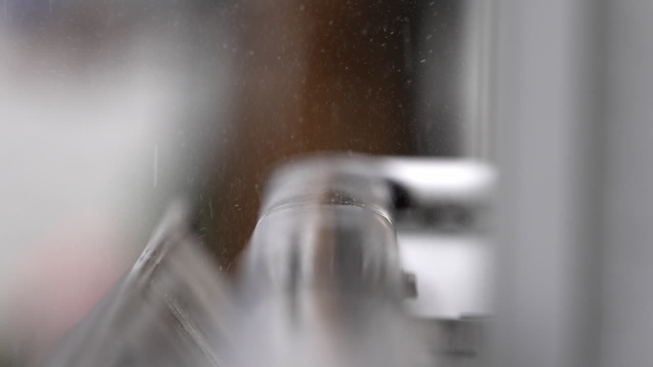 비오는 날 빗방울이 스테인리스 스틸 난간을 때린다.