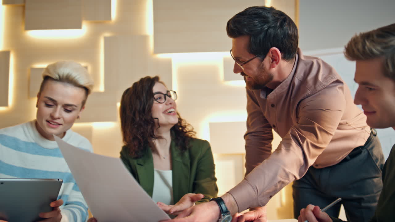 equipo creativo compartiendo ideas en el espacio de coworking de cerca. compañeros de trabajo tormenta de ideas