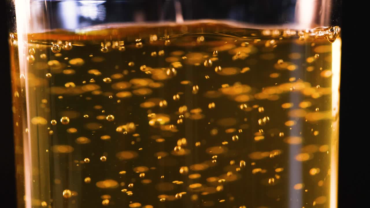 jugo de manzana efervescente en un vaso transparente