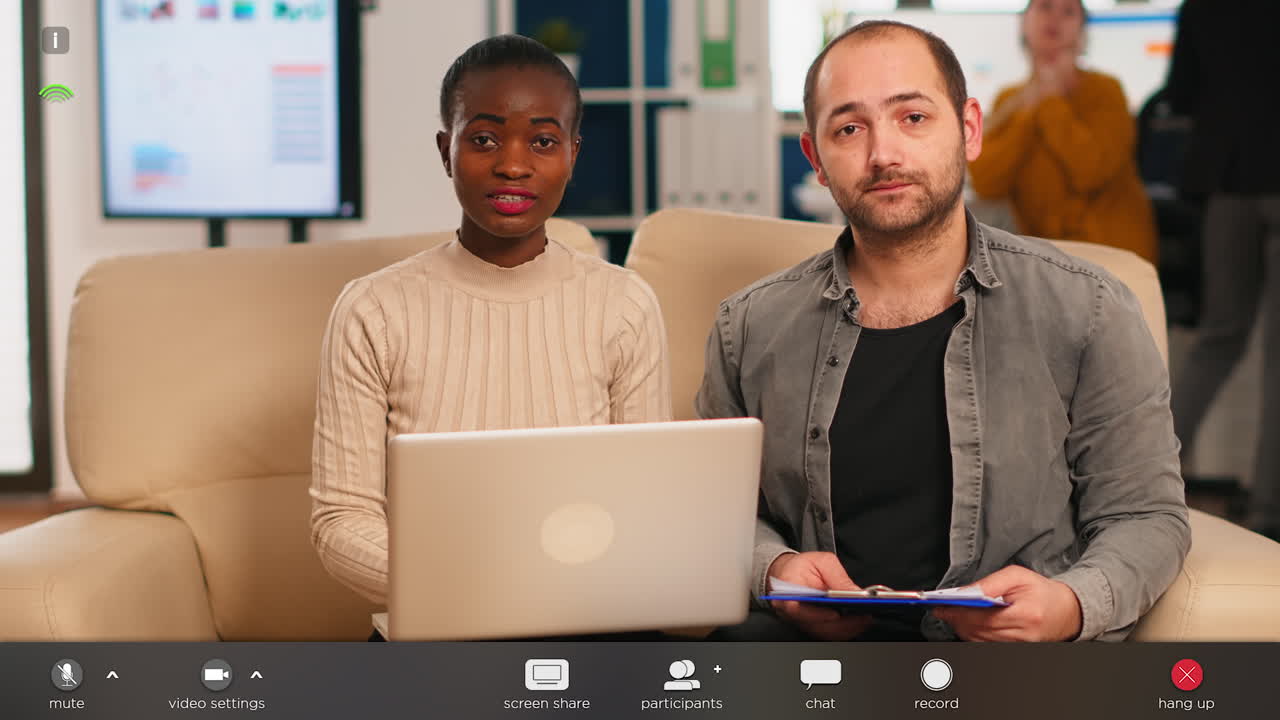 pov de diversos colegas discutiendo sobre la estrategia financiera durante una reunión por video