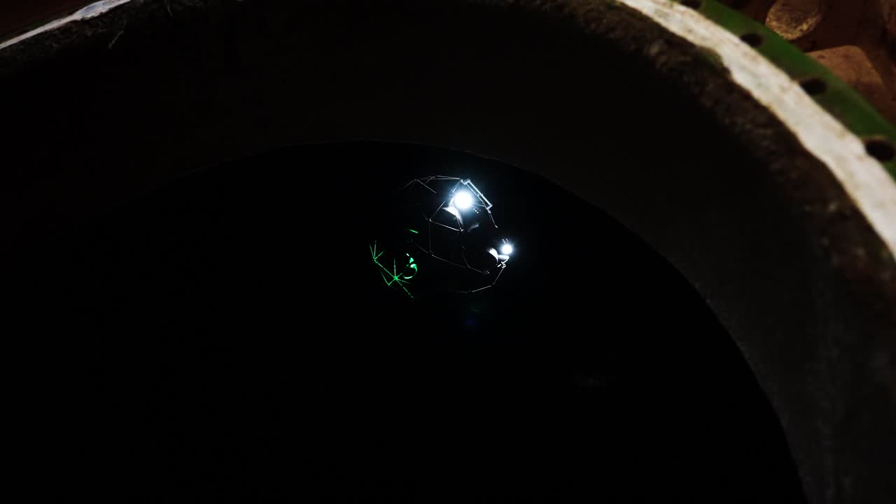 케이지 보호를 가진 드론 기술은 위험한 보일러 크 검사를 수행합니다.