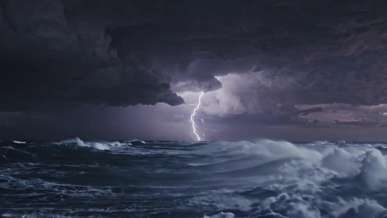 En dramatisk havscene fanget under en kraftig storm, som viser turbulente bølger og en truende himmel opplyst av slående lyn