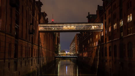 horizonte de hamburgo con puentes peatonales por la noche