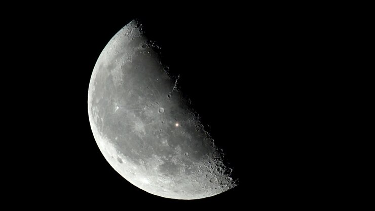 Brilho no fundo da superfície lunar