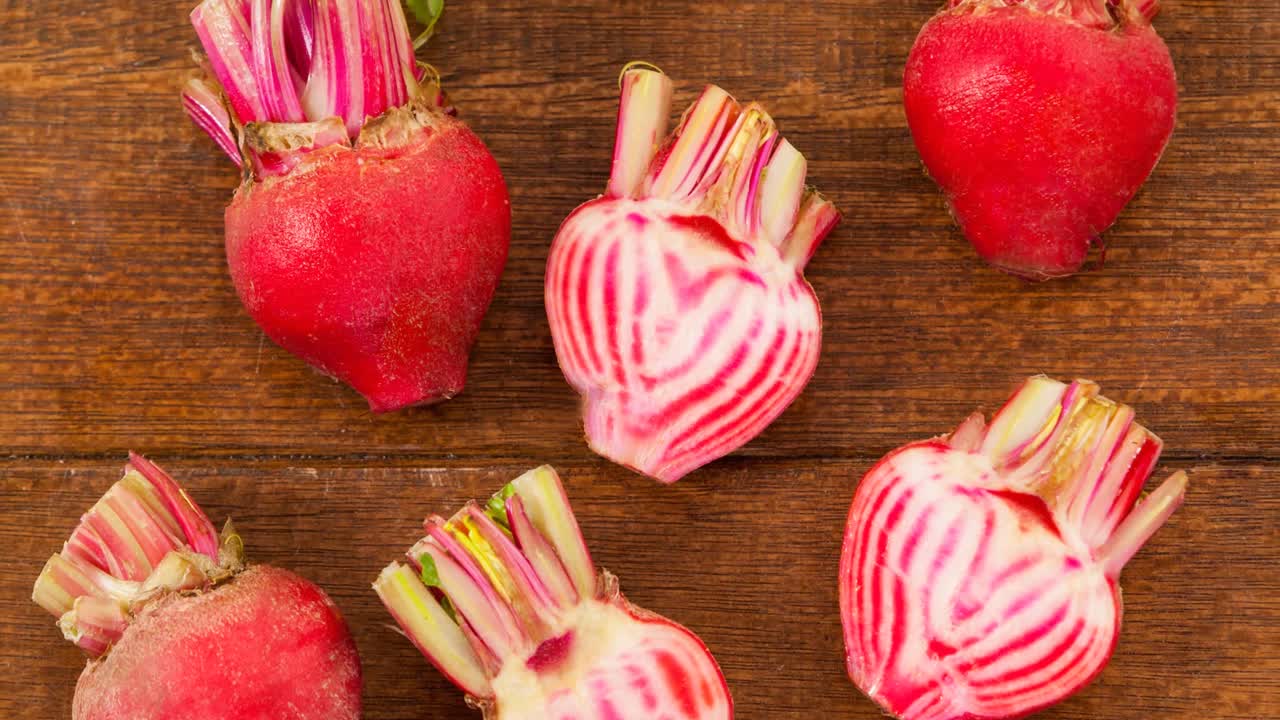 animación de múltiples remolachas rojas sobre fondo de madera