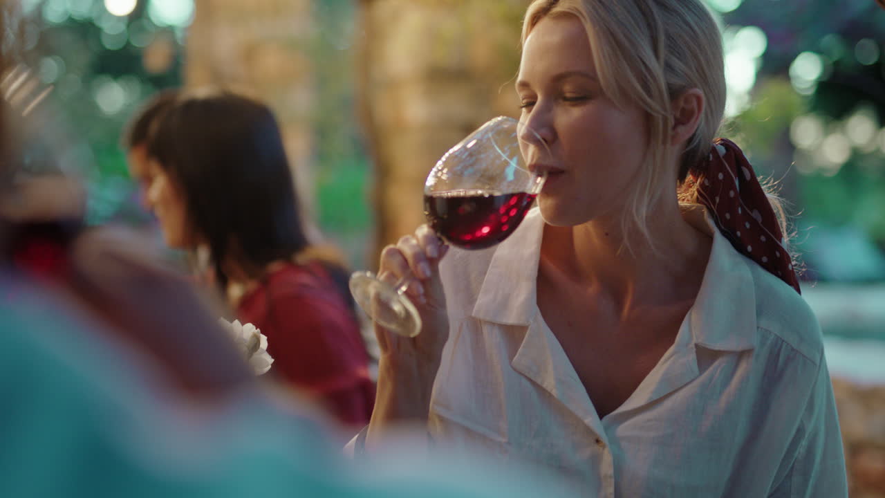 아름다운 여자가 저녁 식사를 즐기고 남자와 데이트를 하고 커플이 와인을 마시고 함께  ⁇ 만적인 저녁을 축하하고 4k