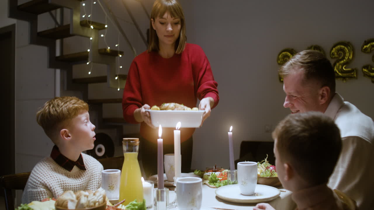 거실에서 새해 전날 축제.