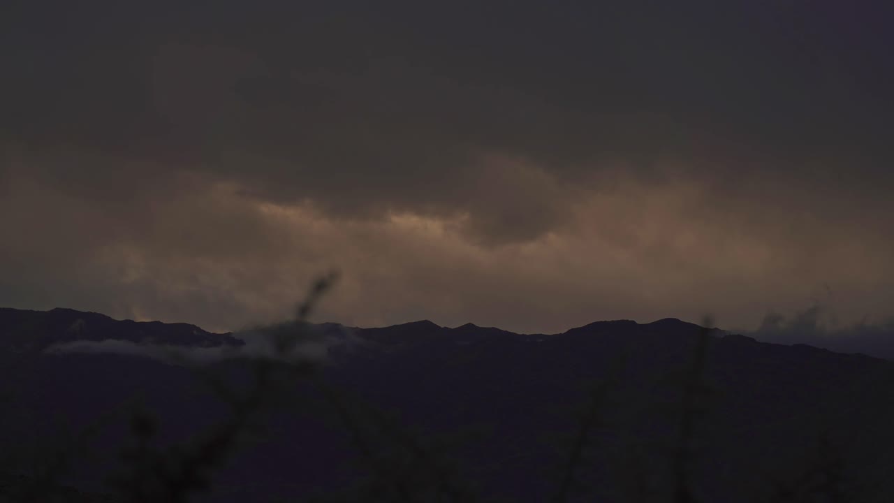 안데스 산맥 위의 구름의 매혹적인 움직임을 포착하는 숨막히는 타임스