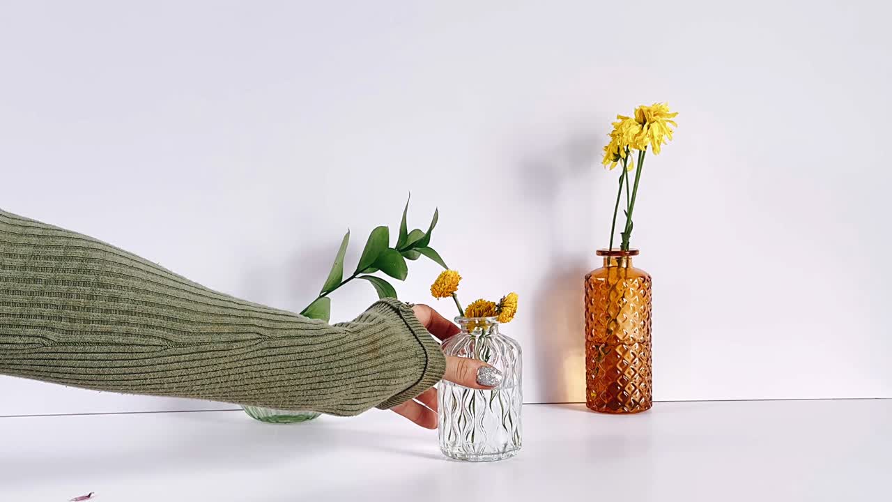 유리 꽃병 에 꽃 을 장식 하는 것