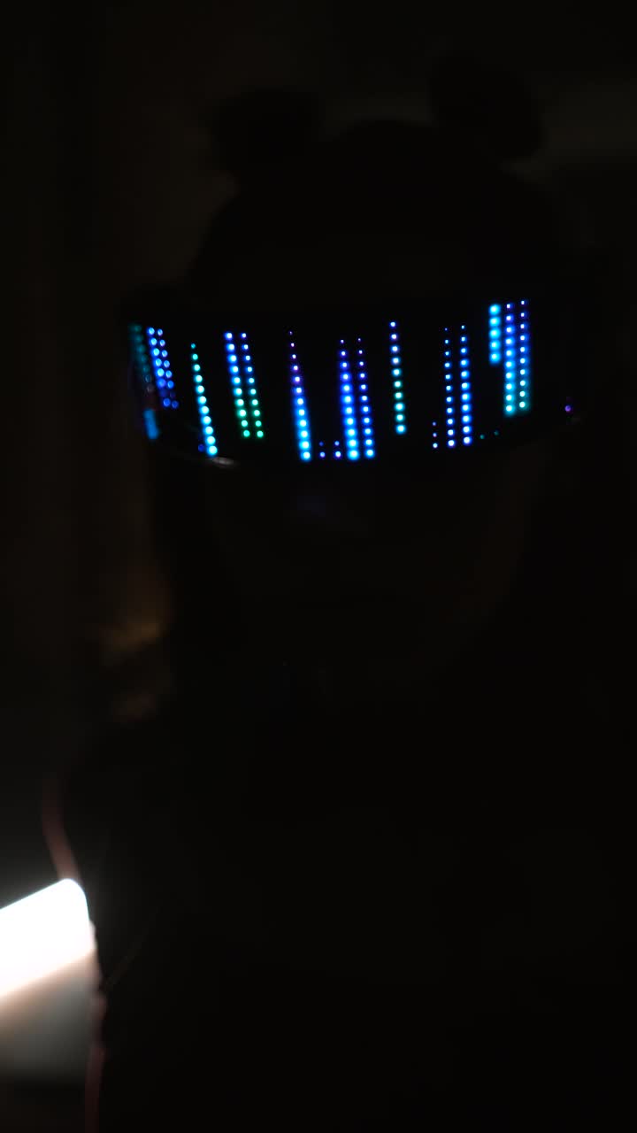 mujer con gafas de led en un entorno oscuro