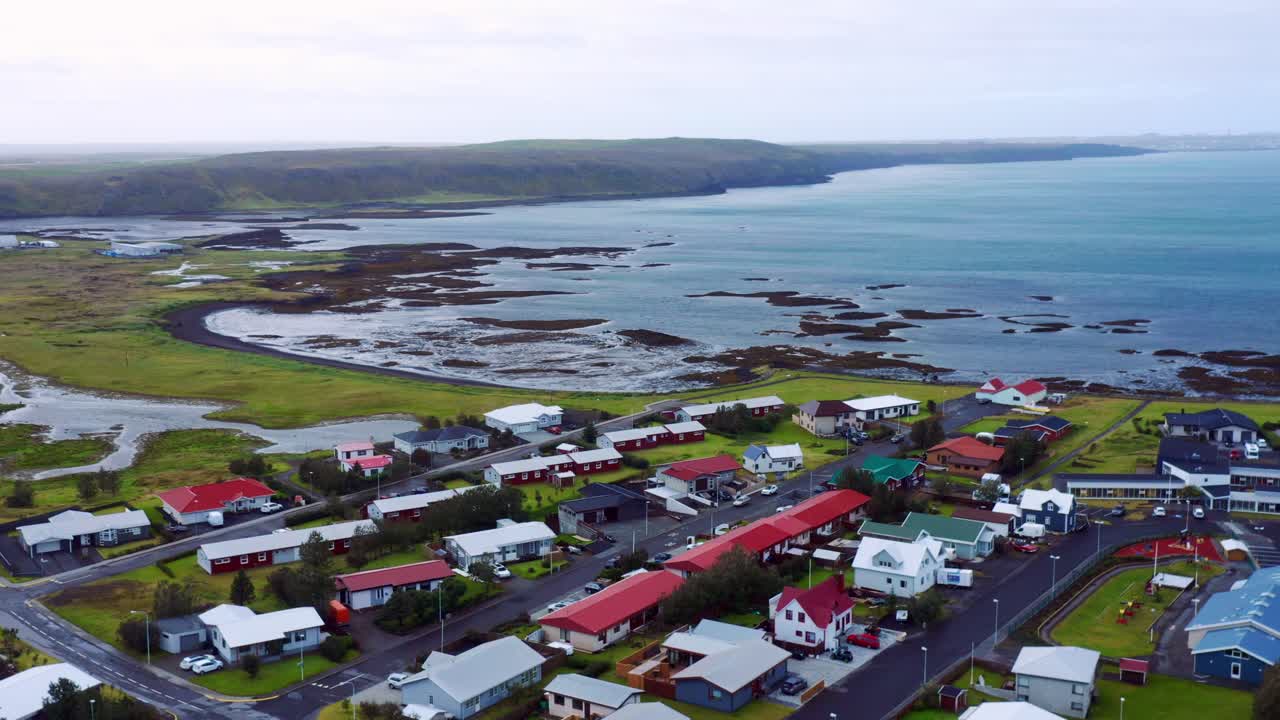 vista aérea de casas de pueblo en la ciudad costera de vogar en islandia