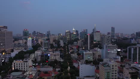 越南西貢市霍奇明市 (ho chi minh city, saigon) 的空中景色,從城市中心的天際線的關鍵建築物在燈光下追蹤