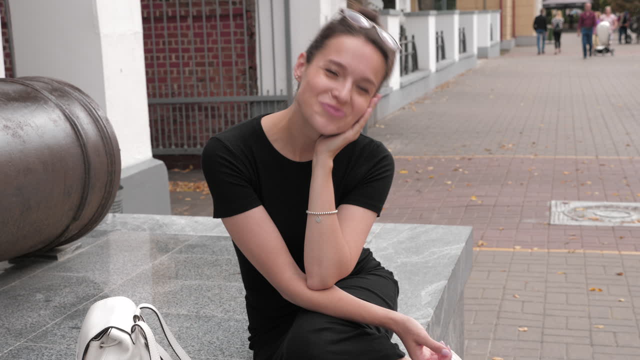 mujer sonriente en el parque de la ciudad
