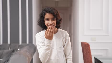 niño indio haciendo adaab para saludos