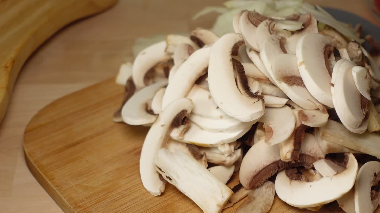 setas en rodajas en una tabla de cortar de madera