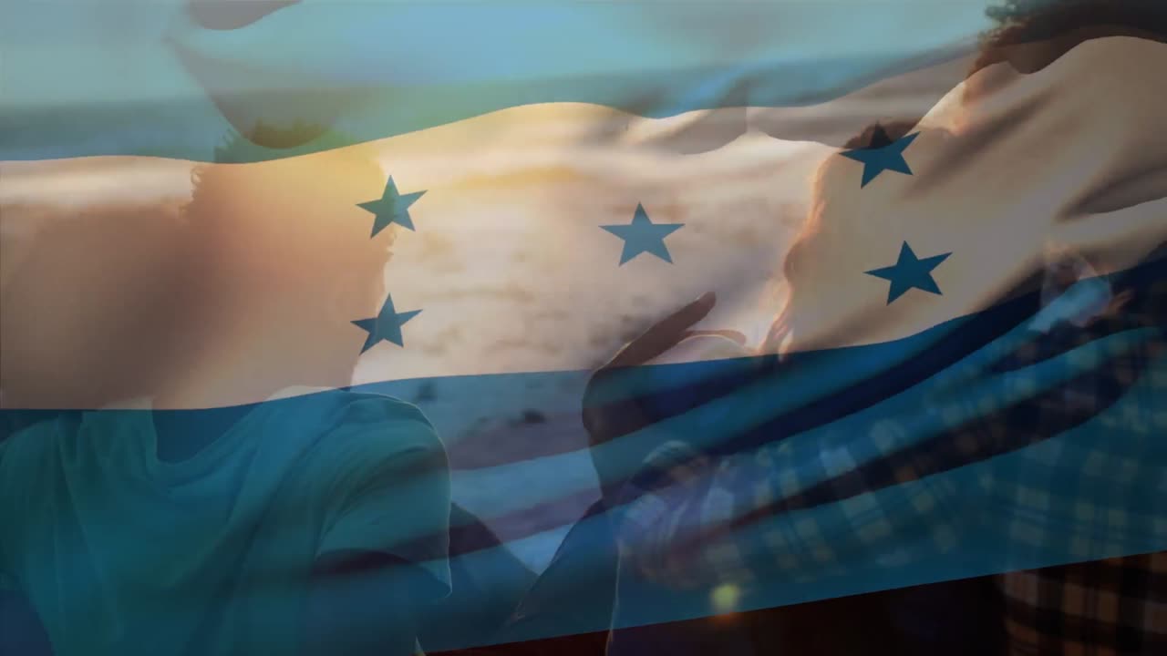 animación de agitar la bandera de honduras sobre un grupo de amigos en la playa
