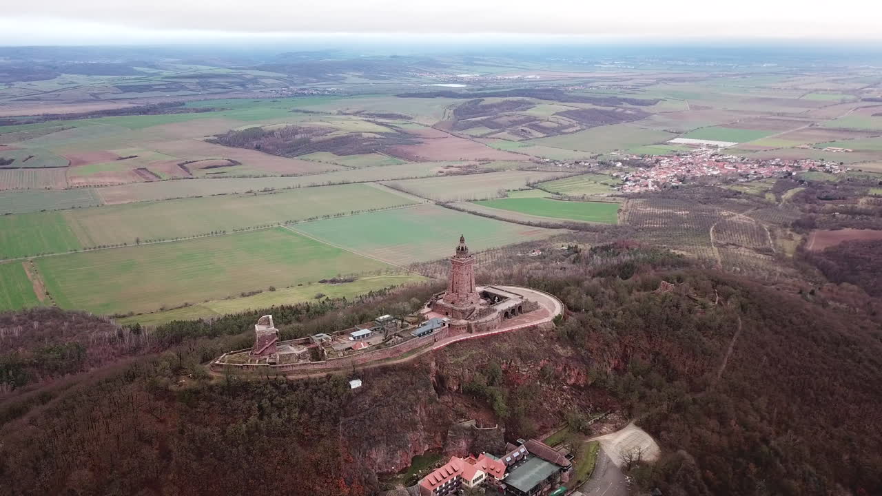 4k el monumento y el paisaje de kyffhäuser, harz, alemania