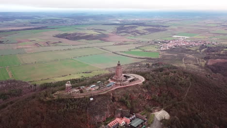 4k-El-Monumento-Y-Paisaje-KyffhÄuser,-Harz,-Alemania