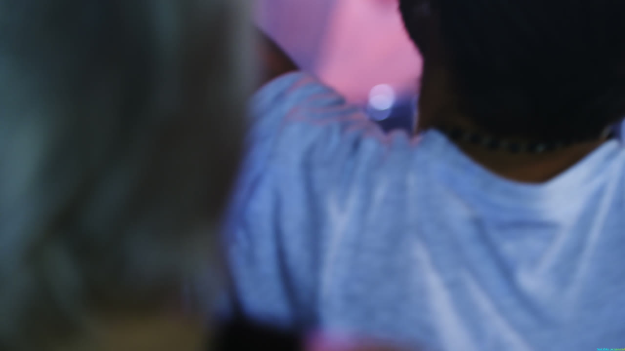 grupo de personas bailando en un concierto 4k