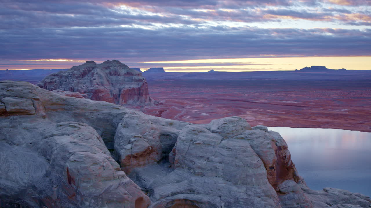 A sweeping drone pass glides through Glen Canyon’s striking rock formations, revealing the power of natural erosion.