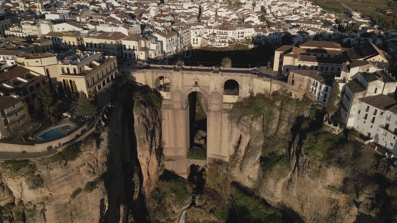 drone acercándose al puente puente nuevo durante la puesta de sol en ronda, málaga, españa