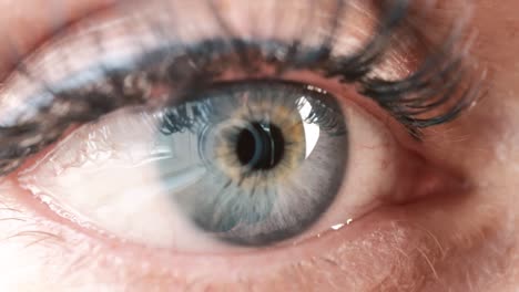mujer con un solo ojo de cerca