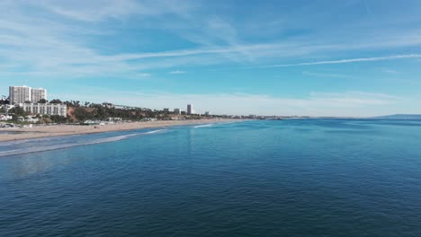 Dron-Cinematográfico-Lento-Filmado-Cerca-Del-Agua-Sobre-La-Playa-De-Santa-Mónica