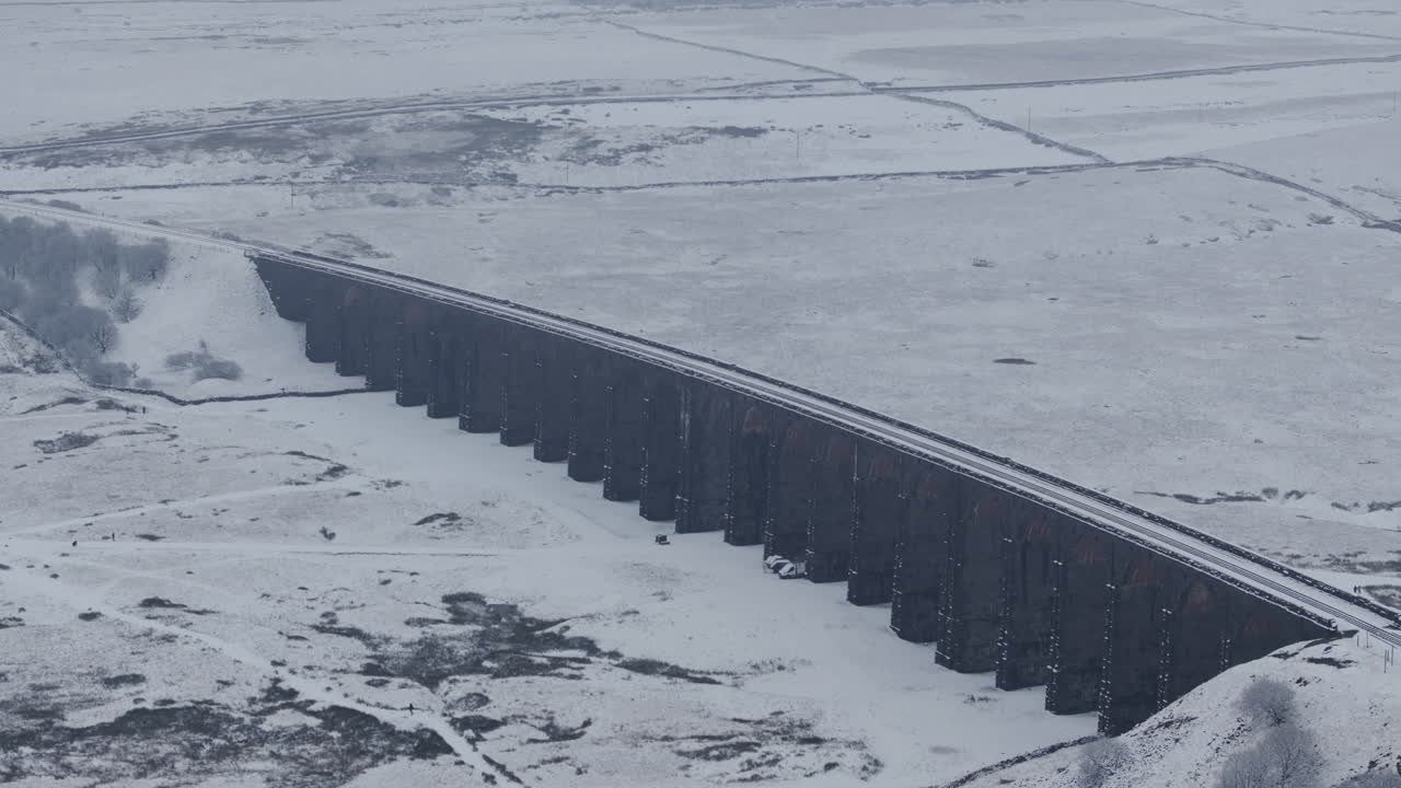 영국 요크셔 데일즈의 눈 인 리블헤드 다이아트 (ribblehead viaduct) 에 대한 공중 드론 촬영