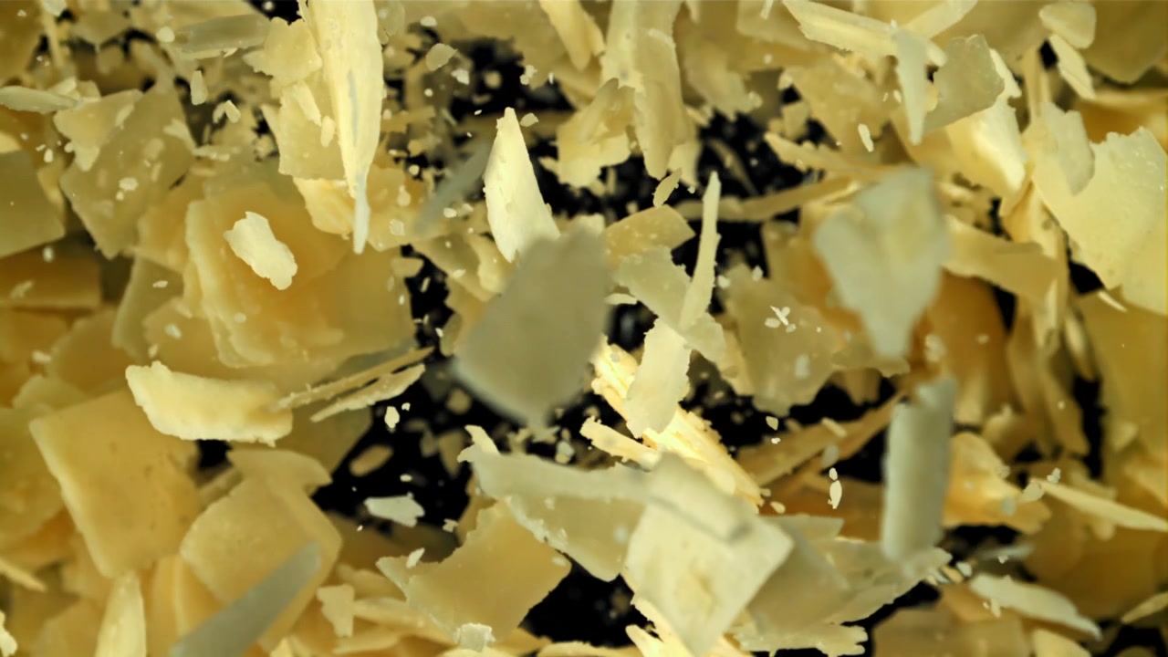 Scaglie di Parmigiano che cadono al rallentatore