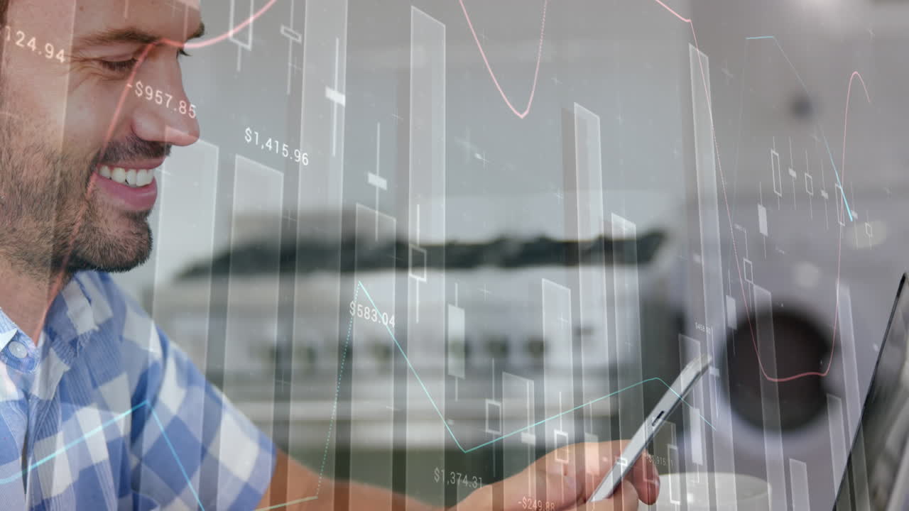 animación de múltiples gráficos con números cambiantes sobre un hombre caucásico sonriente usando un teléfono inteligente